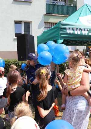 policjantka podczas spotkania z dziećmi
