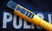 urządzenie do badania stanu trzeźwości koloru żółtego na granatowym tle z białym napisem Policja