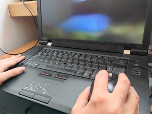 dłonie osoby siedzącej przy laptopie