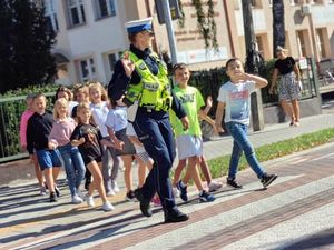 policjanci uczą dzieci bezpieczeństwa na drodze