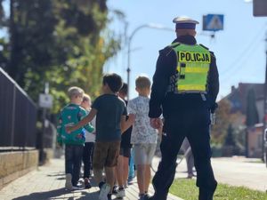 policjanci uczą dzieci bezpieczeństwa na drodze