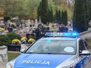 policjanci dbają o bezpieczeństwo w rejonie cmentarzy