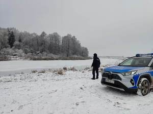 policjanci ze strażą Biebrzańskiego Parku Narodowego kontrolują zbiorniki wodne