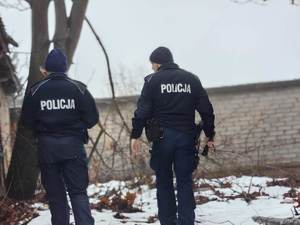 policjanci kontrolują miejsca, gdzie mogą przebywać osoby narażone na wychłodzenie organizmu