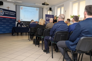 na zdjęciach policjanci w czasie narady rocznej w świetlicy Komendy Powiatowej Policji w Mońkach