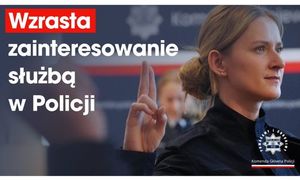 zdjęcie policjantki z profilu z napisem rośnie zainteresowanie służbą w Policji