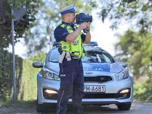 policjant dokonujący pomiaru prędkości