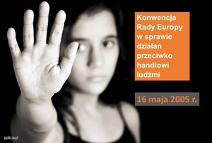 plakat z twarzą dziewczyny, która otwarta dłonią symbolizuje znak nie dla handlu ludźmi