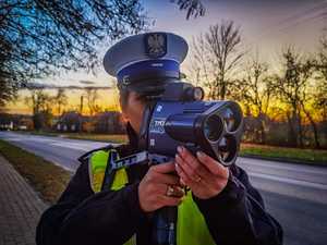 policjant z urządzeniem mierzącym prędkość