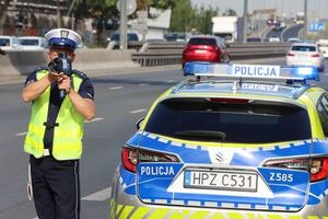 policjant z radiowozem