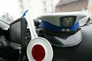policyjny &quot;lizak&quot; i czapka policyjna