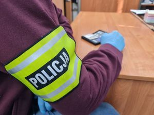 policjant Wydziału Kryminalnego waży narkotyki