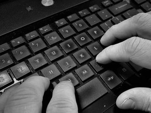 dłonie na klawiaturze