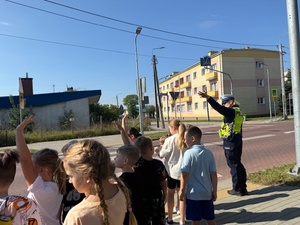Działania profilaktyczno-edukacyjne pod nazwą „Bezpieczna droga do szkoły”. Spotkanie z uczniami z SP nr 2 w Mońkach.