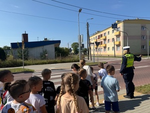 Działania profilaktyczno-edukacyjne pod nazwą „Bezpieczna droga do szkoły”. Spotkanie z uczniami z SP nr 2 w Mońkach.
