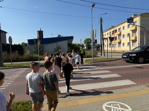 Działania profilaktyczno-edukacyjne pod nazwą „Bezpieczna droga do szkoły”. Spotkanie z uczniami z SP nr 2 w Mońkach.