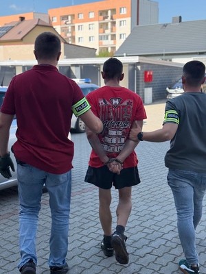 policjanci z zatrzymanym