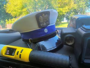 Urządzenie do badania stanu trzeźwości, czapka policjanta ruchu drogowego, urządzenie do mierzenia prędkości