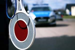 radiowóz policyjny, tarcza do zatrzymywania pojazdu