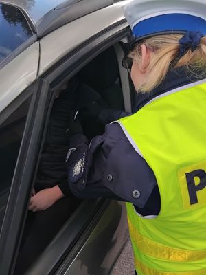 policjantka oraz zatrzymany pojazd do kontroli