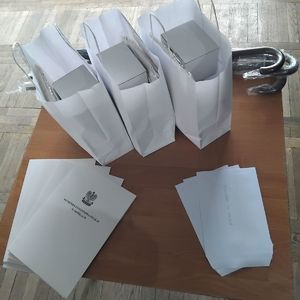 ludzie biorący udział w konkursie