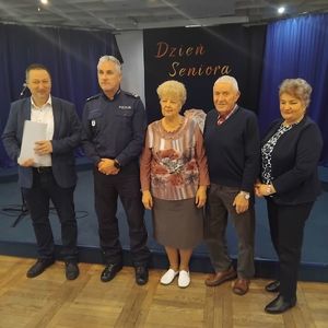 ludzie biorący udział w konkursie