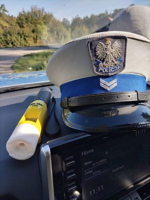 urządzenie do badania stanu trzeźwości oraz czapka policyjna