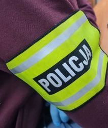 napis policja  na reku funkcjonariusza