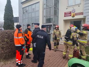 funkcjonariusze oraz pracownicy