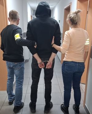 funkcjionariusze policji oraz osoba zatrzyma