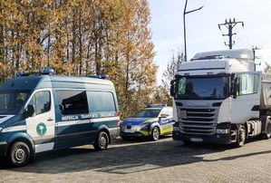 Radiowóz policyjny, radiowóz inspekcji transportu drogowego oraz samochód ciężarowy.