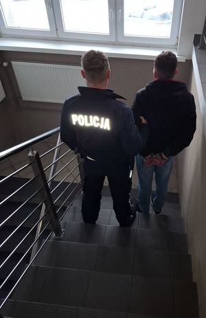 funkcjonariusz policji z osobą zatrzymaną
