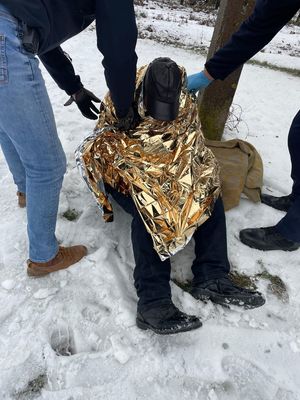 funkcjonariusze policji i człowiek wychłodzony