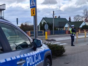 policjant z ręcznym pomiarem prędkości