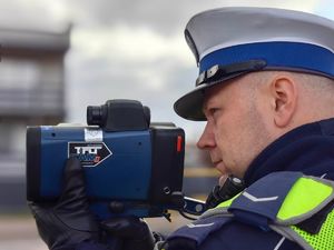 funkcjonariusz policji z miernikiem prędkości