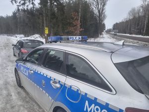 radiowóz policyjny oraz samochód zatrzymany do kontroli