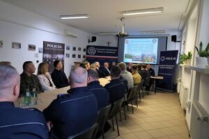 ludzie uczestniczący w odprawie rocznej