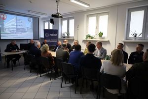 ludzie biorący udział w odprawie rocznej w Komendzie Powiatowej Policji w Mońkach