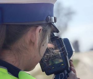 policjantka z urządzeniem do mierzenia prędkości