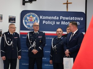 powitanie Komendanta Powiatowego Policji w Mońkach, na zdjęciach zaproszeni goście