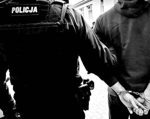 zatrzymany przez policjanta mężczyzna w kajdankach