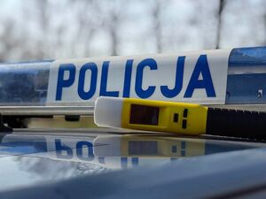 na dachu radiowozu leży urządzenie do badania stanu trzeźwości - ALCOBLOW