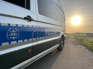 radiowóz, w tle słońce