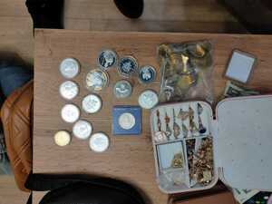 zabezpieczone przedmioty pochodzące z kradzieży- biżuteria, monety, pieniądze