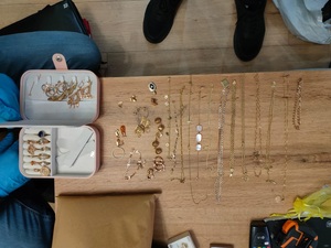 zabezpieczone przedmioty pochodzące z kradzieży- biżuteria, monety, pieniądze