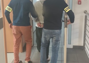 policjanci z zatrzymanym