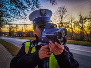 policjantka z urządzeniem do pomiaru prędkości